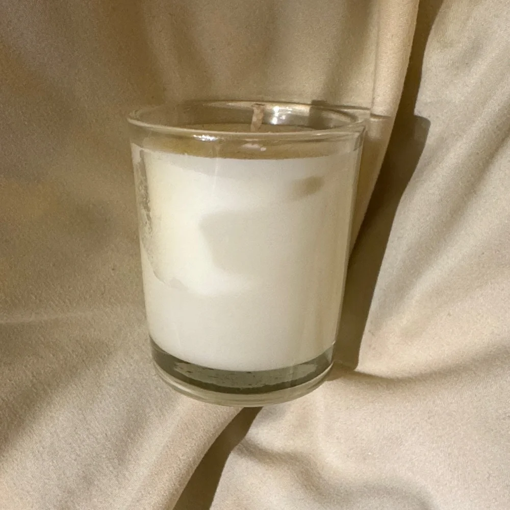 Frankincense & Myrrh Scented Candle - Cream - Picture 3 of 4